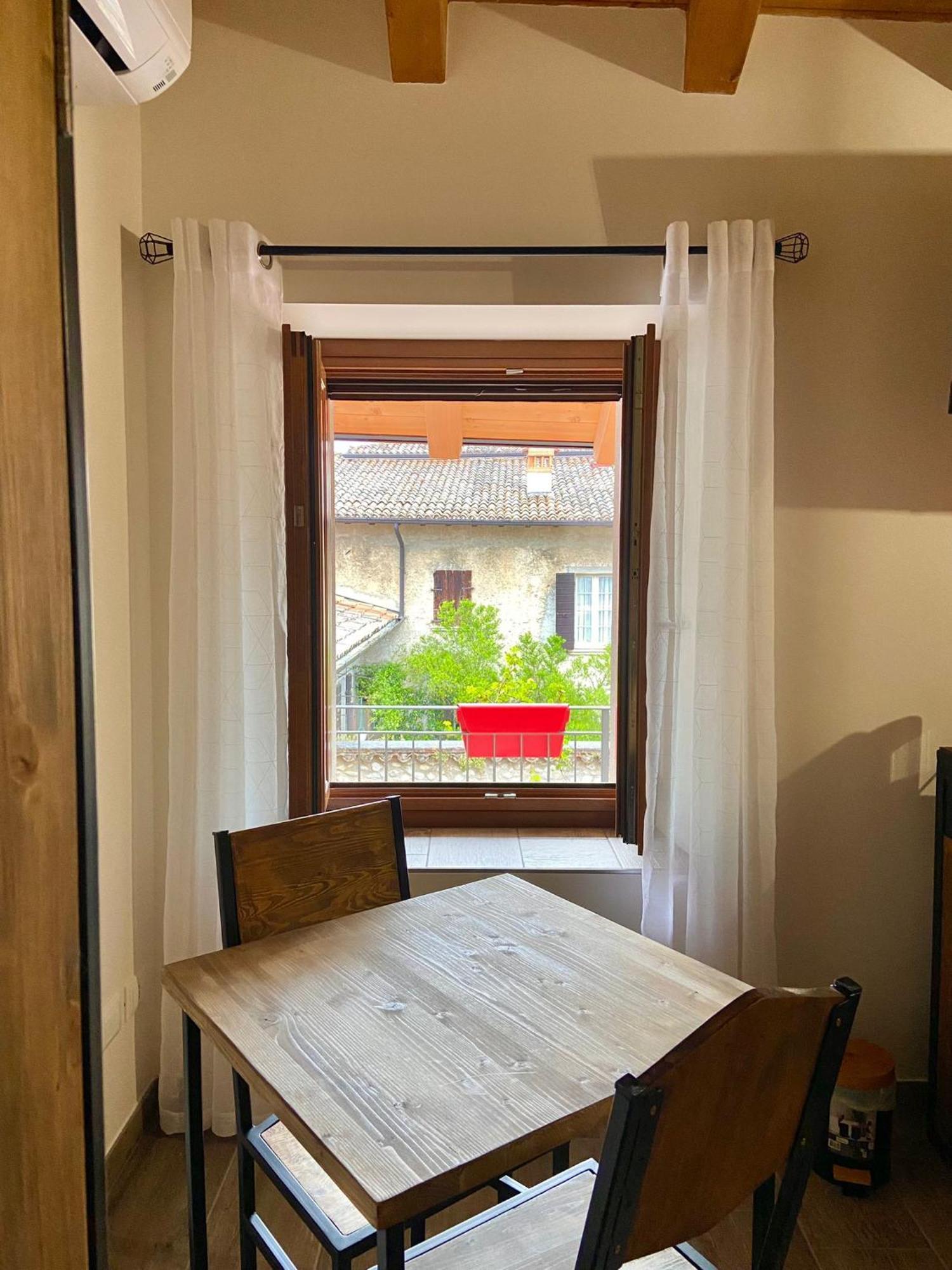 La Volpe Rossa Rooms And Apartments San Felice del Benaco Exterior photo